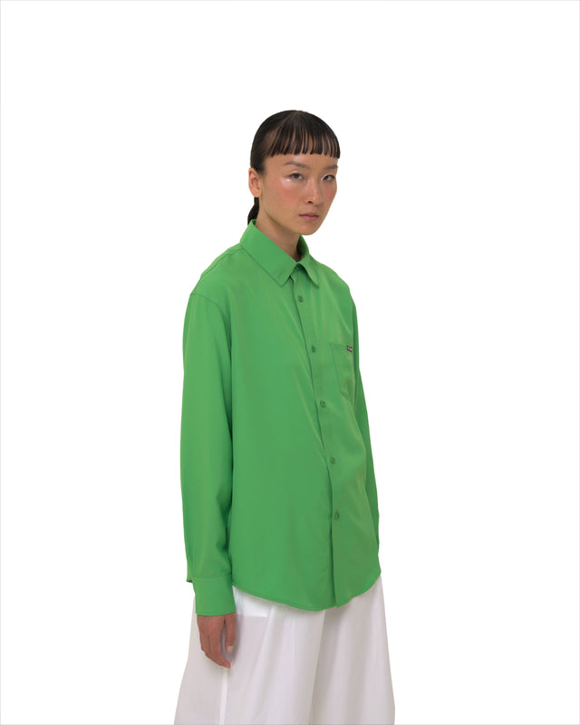 Female model side profile in Vault Urban green Stay Fresh shirt – eco-friendly women’s shirt